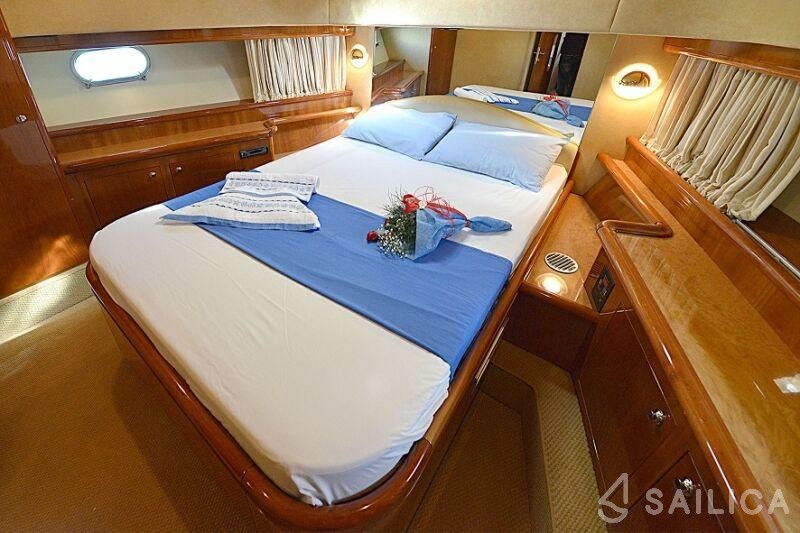Ferretti 68 - Yacht Charter Sailica