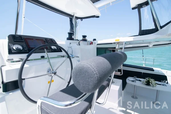 Lagoon 42 - Yacht Charter Sailica