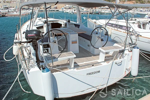 Oceanis 38.1 - Yacht Charter Sailica