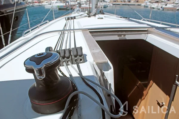 Oceanis 38.1 - Yacht Charter Sailica
