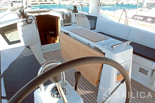 Oceanis 38.1 - Yacht Charter Sailica