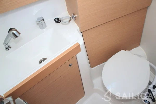Oceanis 38.1 - Yacht Charter Sailica