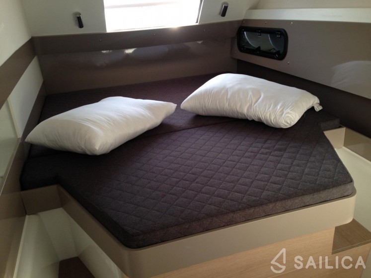 Bali 4.1 - 4 cab. - Yacht Charter Sailica