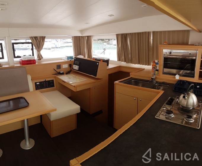Lagoon 400 S2 - 4 + 2 cab. - Yacht Charter Sailica