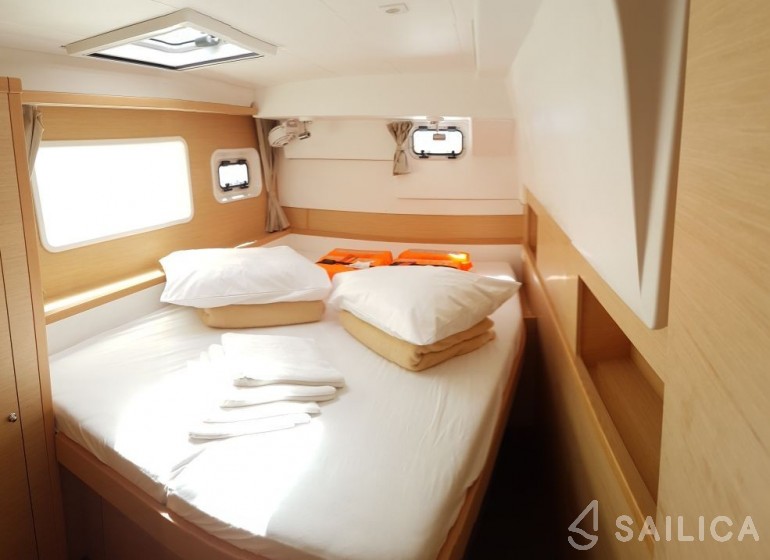 Lagoon 400 S2 - 4 + 2 cab. - Yacht Charter Sailica