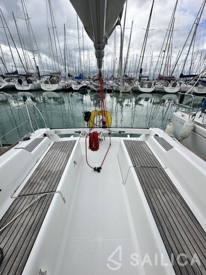 First 30 - Yacht Charter Sailica