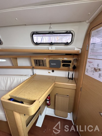 First 30 - Yacht Charter Sailica