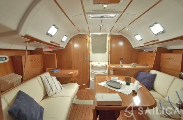 First 31.7 - Yacht Charter Sailica