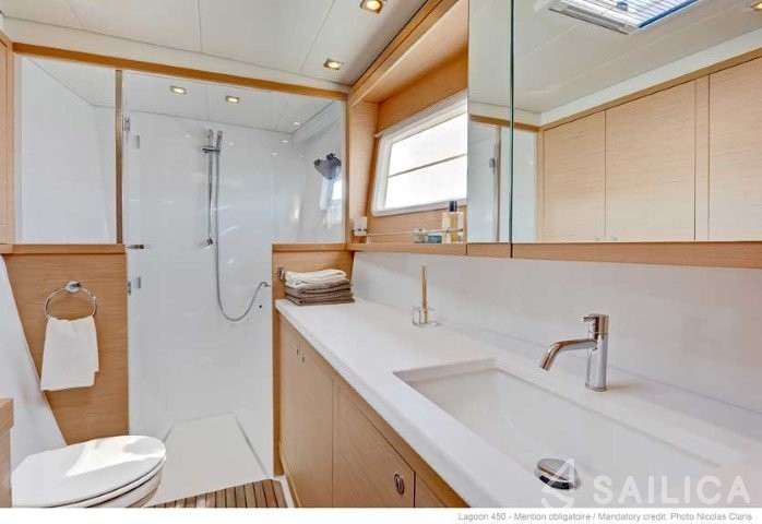 Lagoon 450 F - 4 + 2 cab. - Yacht Charter Sailica