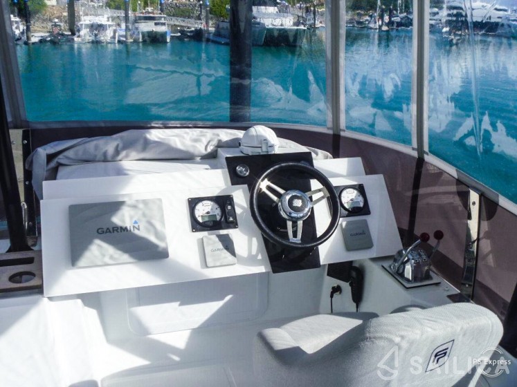 MY 37 - 3 cab. - Yacht Charter Sailica