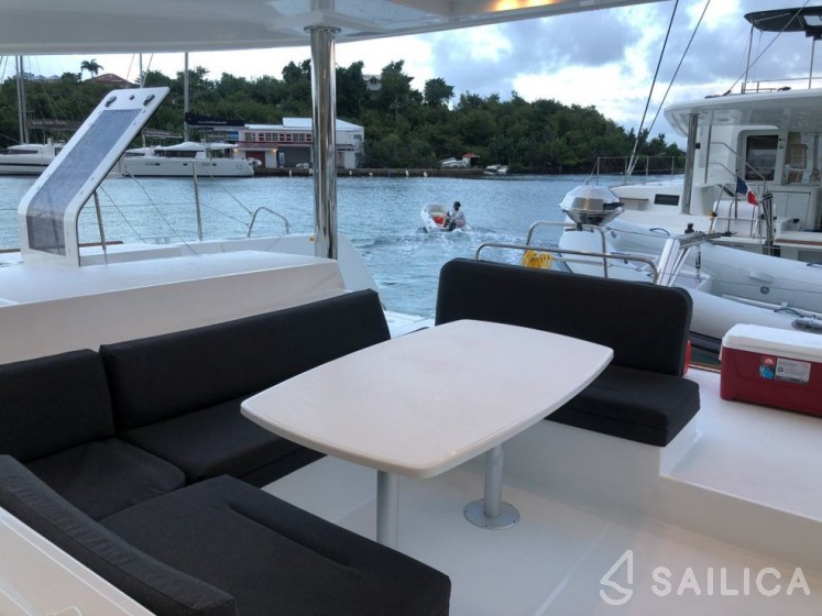 Lagoon 52 F - 6 + 2 cab. - Yacht Charter Sailica