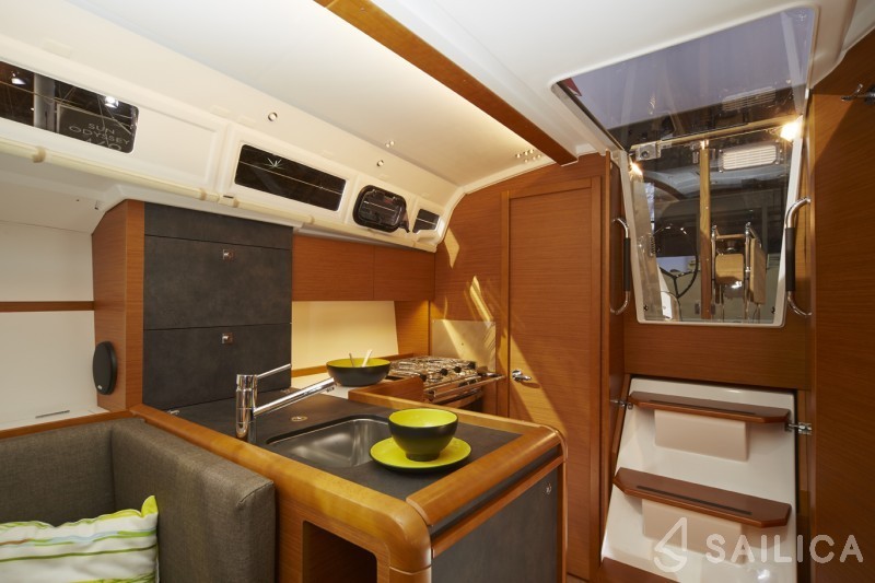 Sun Odyssey 349 - 2 cab. - Yacht Charter Sailica