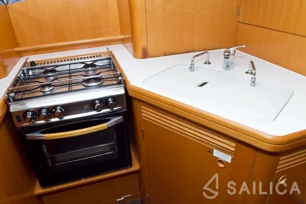 Lagoon Power 43 - Yacht Charter Sailica