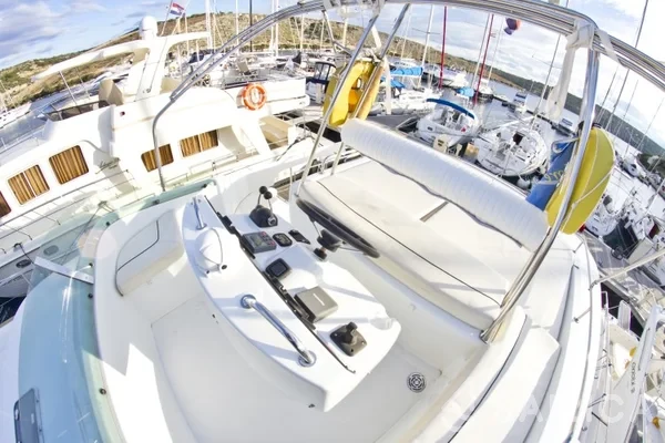 Lagoon Power 43 - Yacht Charter Sailica