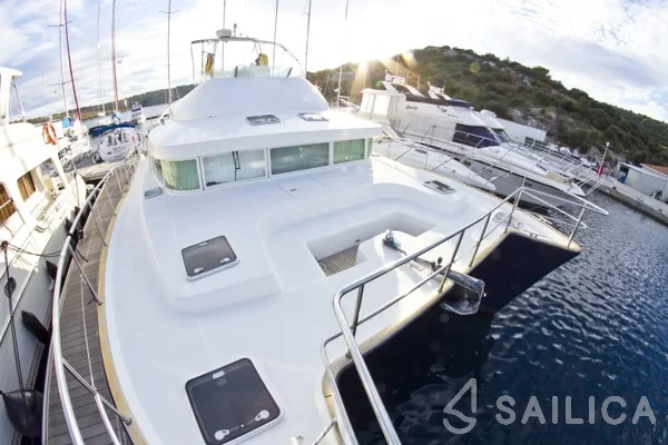 Lagoon Power 43 - Yacht Charter Sailica