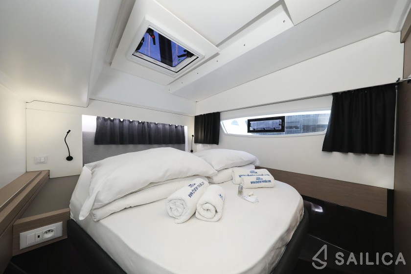 Astrea 42 - 4 + 2 cab. - Yacht Charter Sailica