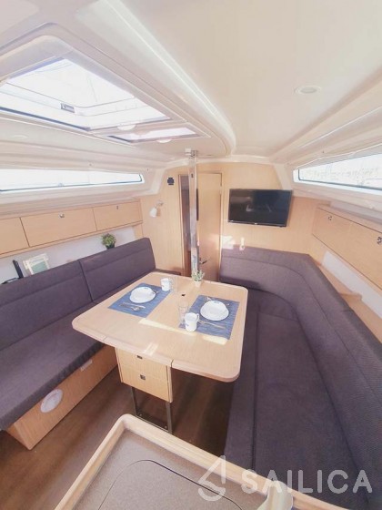 Bavaria 34 Cruiser - 2 cab. - Yacht Charter Sailica