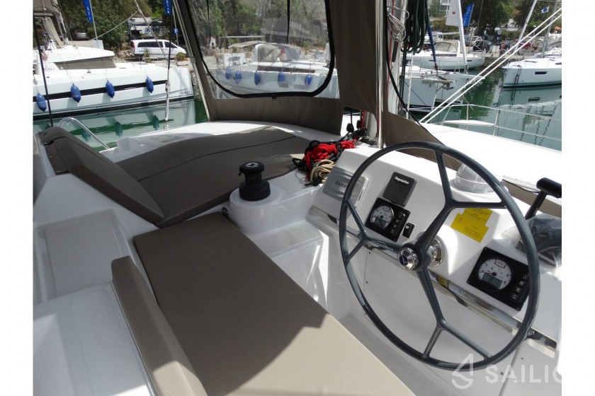 Bali 4.1 - Yacht Charter Sailica