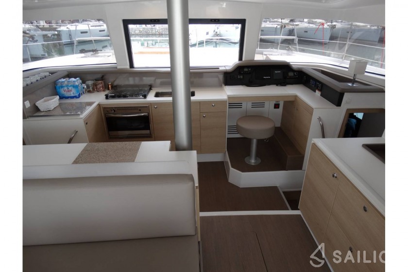 Bali 4.1 - Yacht Charter Sailica