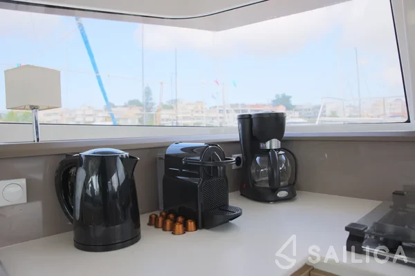 Bali 4.1 - Yacht Charter Sailica