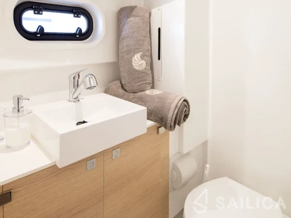 Bali 4.1 - Yacht Charter Sailica