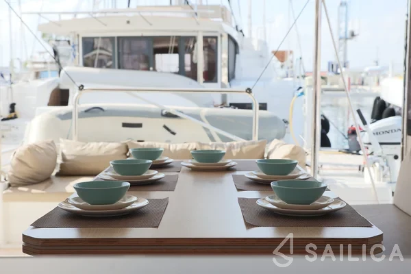 Bali 4.1 - Yacht Charter Sailica