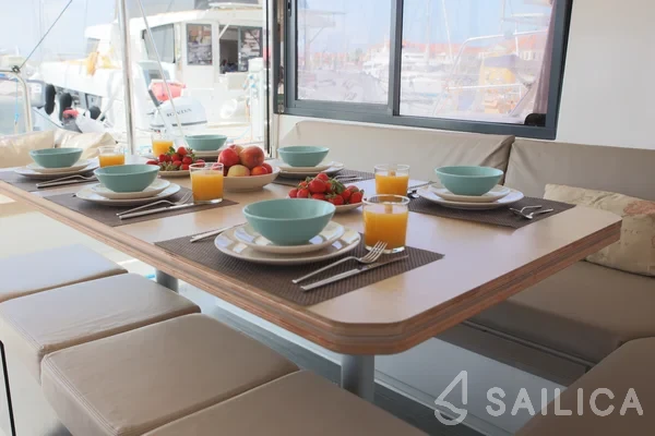 Bali 4.1 - Yacht Charter Sailica