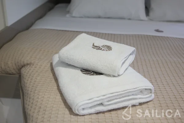 Bali 4.1 - Yacht Charter Sailica