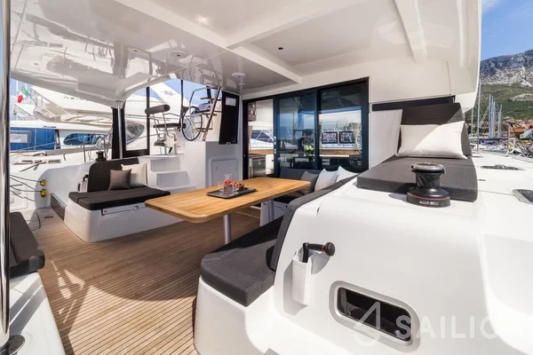Lagoon 42 - Yacht Charter Sailica