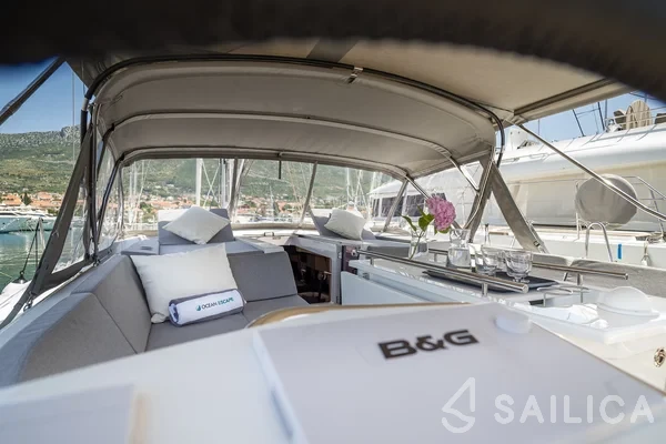 Oceanis 51.1 - Yacht Charter Sailica