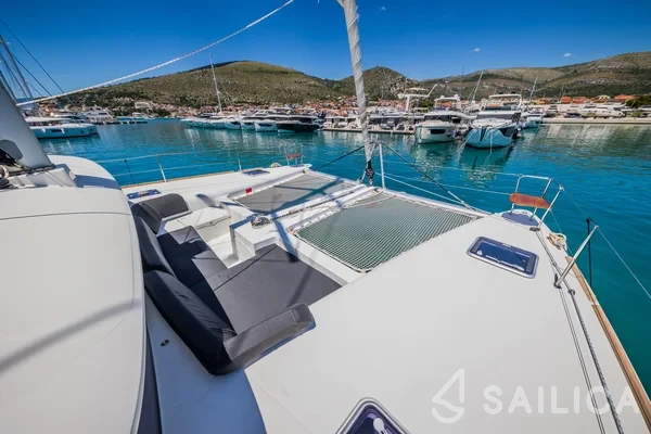 Lagoon 450  Flybridge - Yacht Charter Sailica
