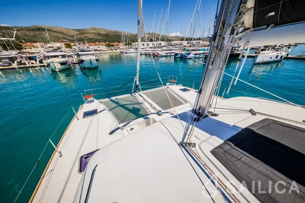 Lagoon 450  Flybridge - Yacht Charter Sailica
