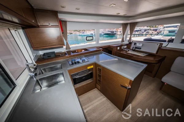 Lagoon 450  Flybridge - Yacht Charter Sailica