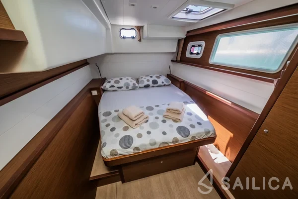 Lagoon 450  Flybridge - Yacht Charter Sailica