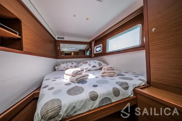 Lagoon 450  Flybridge - Yacht Charter Sailica
