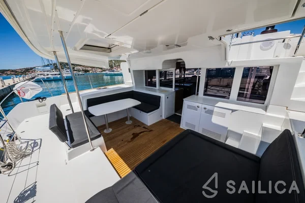 Lagoon 450  Flybridge - Yacht Charter Sailica