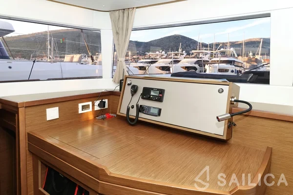 Lagoon 450  Flybridge - Yacht Charter Sailica