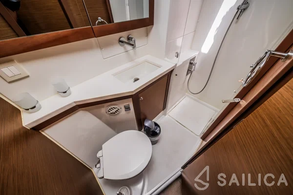 Lagoon 450  Flybridge - Yacht Charter Sailica