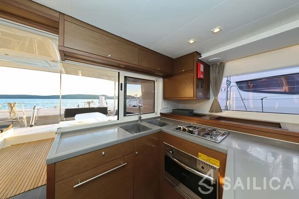 Lagoon 450  Flybridge - Yacht Charter Sailica