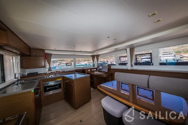 Lagoon 450  Flybridge - Yacht Charter Sailica