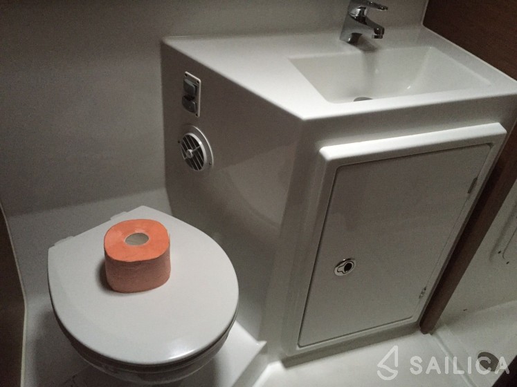 Lagoon 42 - Yacht Charter Sailica