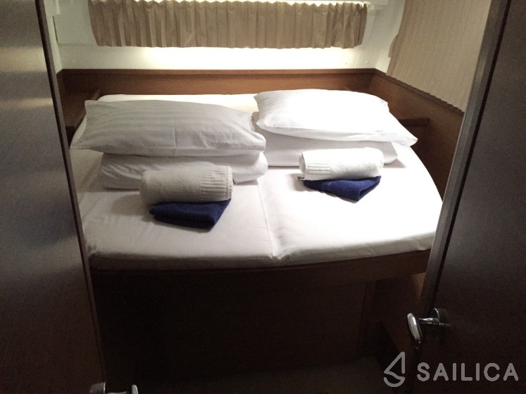 Lagoon 42 - Yacht Charter Sailica