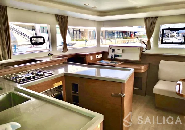 Lagoon 450  Flybridge - Yacht Charter Sailica