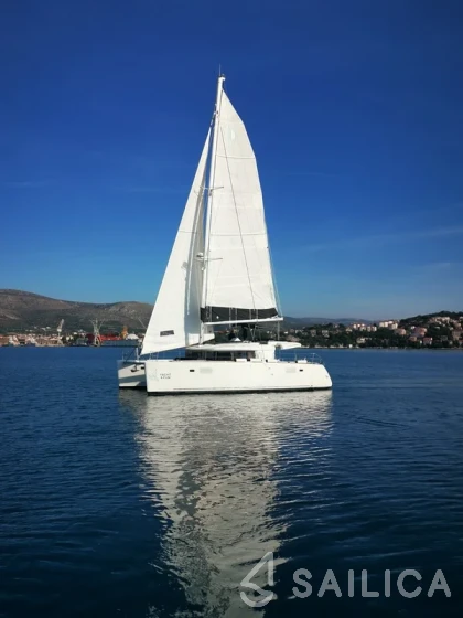 Lagoon 450  Flybridge - Yacht Charter Sailica