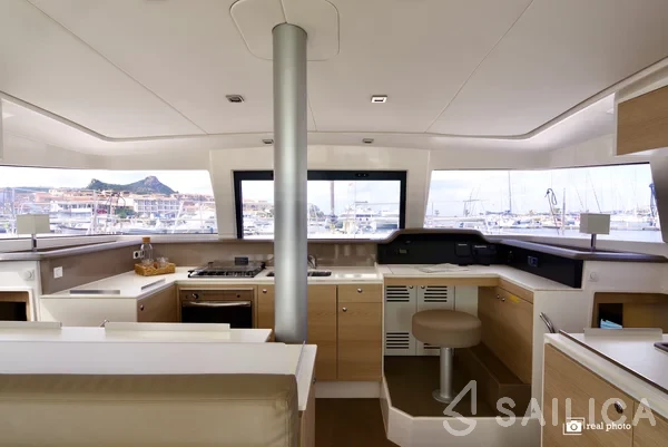 Bali 4.1 - Yacht Charter Sailica