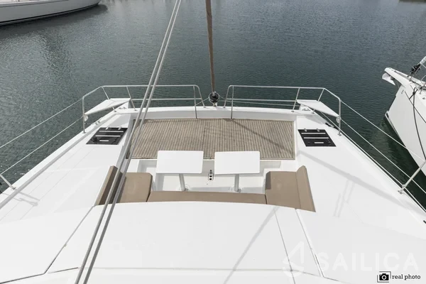 Bali 4.1 - Yacht Charter Sailica