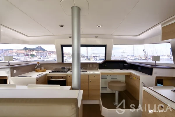 Bali 4.1 - Yacht Charter Sailica