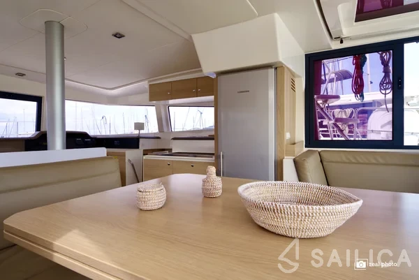 Bali 4.1 - Yacht Charter Sailica