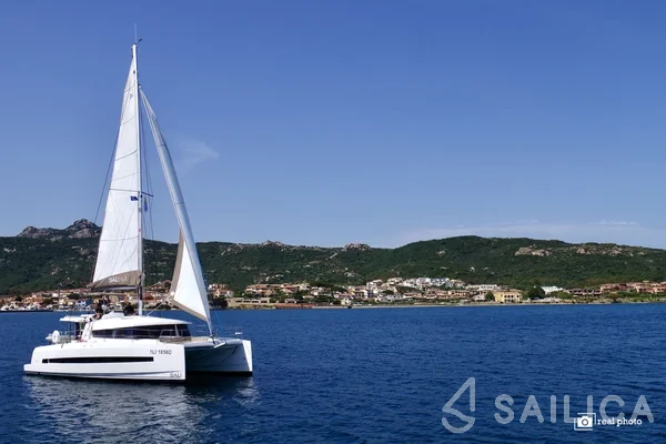 Bali 4.1 - Yacht Charter Sailica