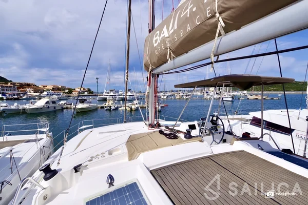Bali 4.1 - Yacht Charter Sailica
